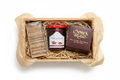 Pack gourmet con queso de cabra, mermelada de higo con nueces y pan tostado artesano presentados en caja de regalo